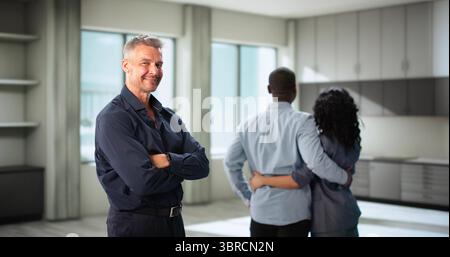 Smiling Real Estate Agent aiuta diverse coppie a trovare Dream Home. Foto Stock