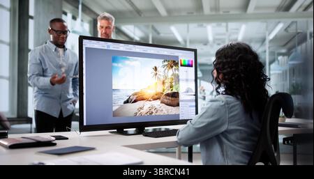 Donna impegnata a modificare foto di Web Design sul computer desktop in ritardo. Web Designer collabora con Photographer Foto Stock