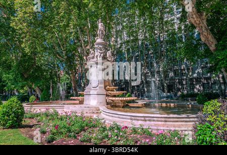 La fontana di Apollo (anche nota come Fontana delle quattro stagioni) si trova nel Paseo del Prado, l'iconico viale nel centro di Madrid, Spagna. Foto Stock
