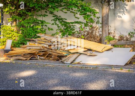 Il concetto di giorno della spazzatura, i rifiuti di vario genere vengono messi in strada per la raccolta dei rifiuti di massa da parte del consiglio, i rifiuti ingombranti e i responsabili della gestione dei rifiuti Foto Stock