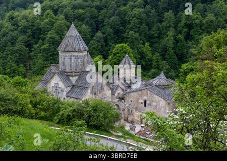 Il monastero di Haghartsin, un complesso del XIII secolo, è situato in una tranquilla valle boscosa vicino a Dilijan, nella provincia di Tavush in Armenia. Foto Stock