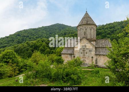 Il monastero di Haghartsin, un complesso del XIII secolo, è situato in una tranquilla valle boscosa vicino a Dilijan, nella provincia di Tavush in Armenia. Foto Stock