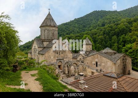 Il monastero di Haghartsin, un complesso del XIII secolo, è situato in una tranquilla valle boscosa vicino a Dilijan, nella provincia di Tavush in Armenia. Foto Stock