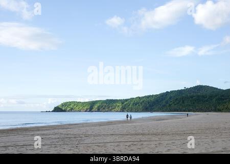 Un bellissimo paesaggio della costa sull'isola di Palawan, Filippine. Paradiso sulla terra con una lunga spiaggia incontaminata e soffice sabbia bianca Foto Stock