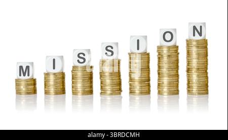 Pile di monete con i dadi delle lettere - missione Foto Stock