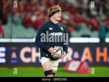 Henry Pollock dei British and Irish Lions si sta riscaldando prima della partita del Qatar Airways Lions Tour 2025 all'Adelaide Oval, Australia. Data foto: Sabato 12 luglio 2025. Foto Stock