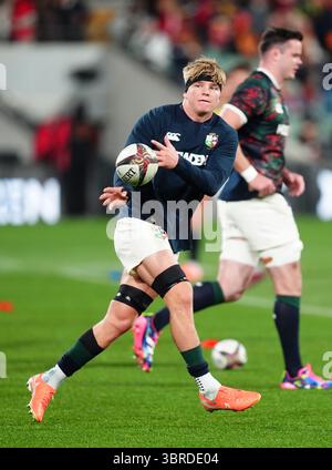 Henry Pollock dei British and Irish Lions si sta riscaldando prima della partita del Qatar Airways Lions Tour 2025 all'Adelaide Oval, Australia. Data foto: Sabato 12 luglio 2025. Foto Stock