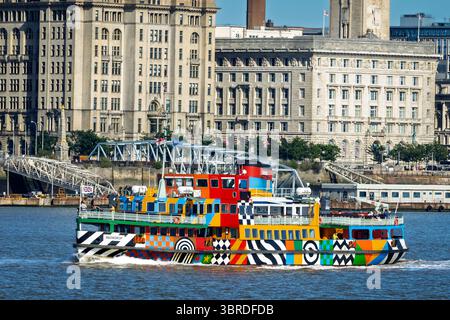 Mersey Ferry The Snowdrop presso il famoso paesaggio di Liverpool sul fiume Mersey. Foto Stock