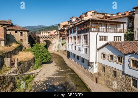 Villaggio medievale di Potes e fiume Deva in Cantabria in estate Foto Stock