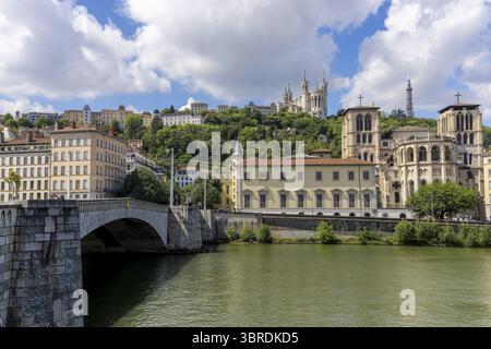 Il ponte Pont Bonaparte sul fiume Saone e sullo sfondo la cattedrale cattolica Saint-Jean-Baptiste (cattedrale di Lione) e sulla collina Foto Stock