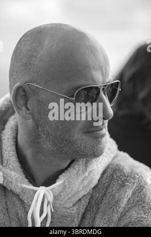 Ritratto di un giovane uomo con occhiali da sole e morbida giacca, bianco e nero, Baden-Wuerttemberg, Germania Foto Stock