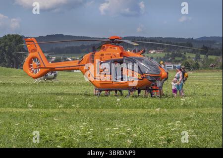 Elicottero Airbus per la difesa civile - EC-135, al festival dell'aeroporto di Durach, Allgaeu, Svevia, Baviera, Germania Foto Stock