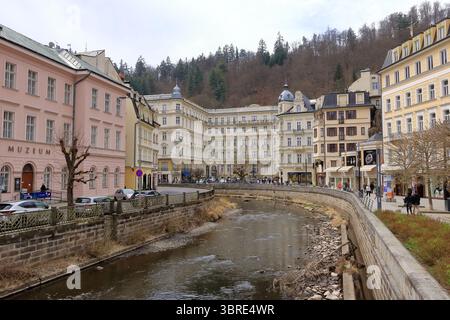 Karlovy Vary, Carlsbad, Karlsbad, Boemia in Repubblica Ceca - 5 aprile 2025: A piedi attraverso il centro della città con la sua splendida spiaggia del XIX secolo Foto Stock