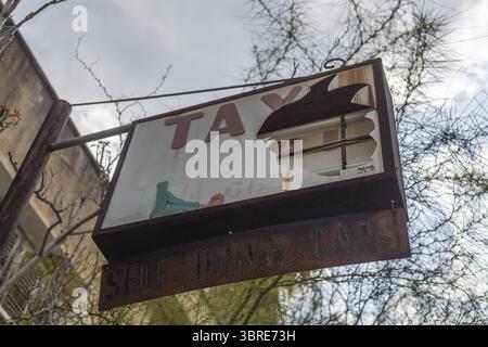 La vista di un cartello arrugginito con vernice sbucciata e lettere spezzate evoca un senso di decadenza e storia dimenticata, Varosha, Famagosta, Cipro. Foto Stock