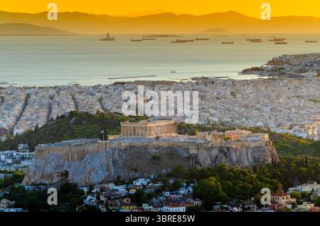 Vista serale del Partenone, dell'Acropoli e dell'Eretteo dall'ora d'oro dal colle di Licabetto nel centro di Atene, in Grecia, con l'isola Saronica del Golfo Foto Stock