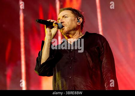 Simon le Bon dei Duran Duran si esibisce dal vivo all'Ippodromo SNAI di Milano, il 20 giugno 2025 Foto Stock