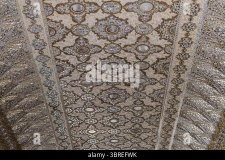 Vista dell'intricato e scintillante soffitto adornato da specchi e motivi dorati, che riflettono la luce in un'affascinante esposizione, Jaipur, Rajasthan, Ind Foto Stock