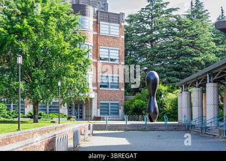 SEATTLE, Washington, USA, 25 MAGGIO 2025: The Red pin Sculpture e Bagley Hall nel campus dell'Università di Washington. Foto Stock