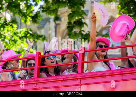 Londra, Regno Unito. 12 luglio 2025. Un addio al nubilato passa su un autobus scoperto e inizia a cantare Free palestine - Una protesta a sostegno dell'azione palestinese presso la statua di Ghandi in Piazza del Parlamento. Chiedono al governo di rovesciare la descissione per vietare il gruppo dopo il loro attacco agli aerei della RAF. Crediti: Guy Bell/Alamy Live News Foto Stock