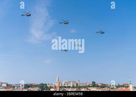 BUDAPEST, UNGHERIA - 20 AGOSTO 2024: Elicotteri militari H145M dell'Aeronautica militare ungherese sopra il centro di Budapest durante la giornata nazionale ungherese. Foto Stock