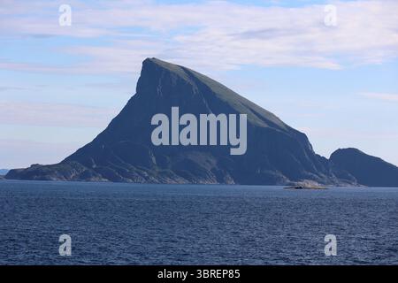 Vista della piccola isola rocciosa di Lovund, Norvegia Foto Stock