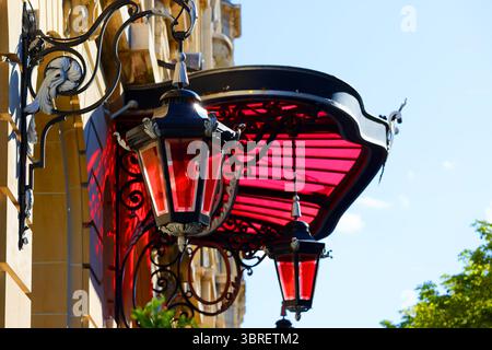 Parigi, Francia - 14 settembre 2021 : i lampioni di le Royal Monceau Raffles Paris , uno degli hotel di lusso più eccitanti di Parigi Foto Stock