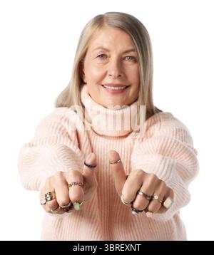 Donna anziana che indossa anelli diversi e mostra i pollici su sfondo bianco Foto Stock