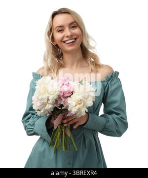 Donna felice con bouquet di bellissime peonie su sfondo bianco Foto Stock