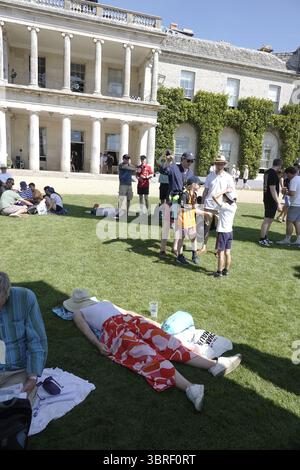 Goodwood, West Sussex, Regno Unito. 12 luglio 2025. Lo spettatore esausto fuori Goodwood House si ripara dal sole in condizioni di ondata di caldo, al Goodwood Festival of Speed (FOS) tenutosi nella tenuta Duke of RichmondÕs. Crediti: Motofoto/Alamy Live News Foto Stock