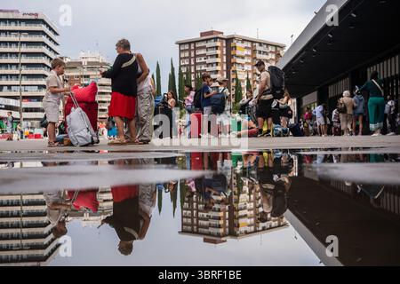 Barcellona, Barcellona, Spagna. 12 luglio 2025. Centinaia di persone hanno bloccato la stazione di Barcelona-Sants dopo che tutti i treni sono stati sospesi a causa della tempesta DANA che sta colpendo parti della Spagna. (Immagine di credito: © Marc Asensio Clupes/ZUMA Press Wire) SOLO PER USO EDITORIALE! Non per USO commerciale! Foto Stock