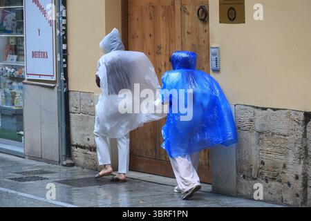 Persone al riparo dalle piogge. Foto Stock