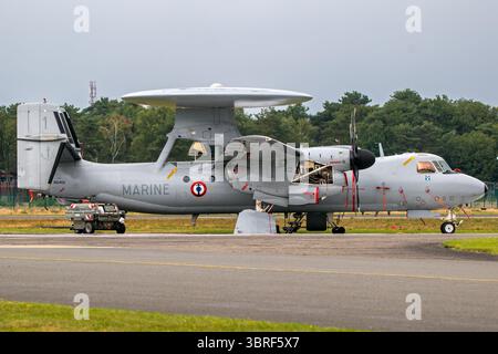 Aereo radar Northrop Grumman e-2 Hawkeye della marina francese alla base aerea Kleine-Brogel. Peer, Belgio - 11 settembre 2021 Foto Stock