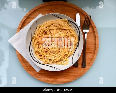 deliziosi spaghetti con gamberetti, pomodori, basilico Foto Stock