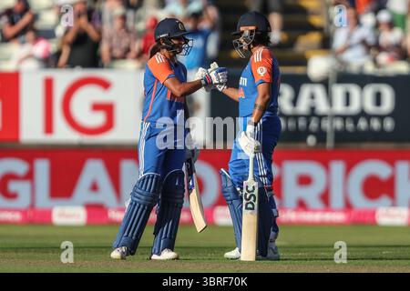 Birmingham, Regno Unito. 12 luglio 2025. Shafali Verma dell'India e Harmanpreet Kaur dell'India durante la 5th Vitality IT20 England Women vs India Women at Edgbaston, Birmingham, Regno Unito, 12 luglio 2025 (foto di Izzy Poles/News Images) a Birmingham, Regno Unito il 7/12/2025. (Foto di Izzy Poles/News Images/Sipa USA) credito: SIPA USA/Alamy Live News Foto Stock