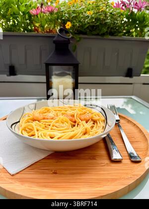 deliziosi spaghetti con gamberetti, pomodori, basilico Foto Stock