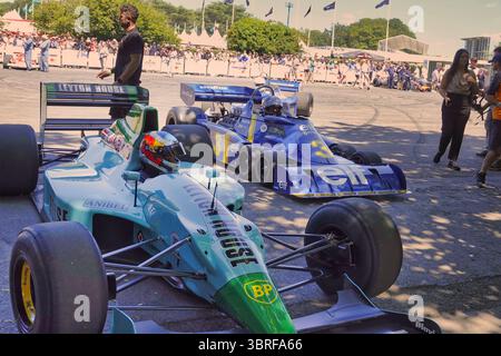 Goodwood, West Sussex, Regno Unito. 12 luglio 2025. Leyton House F1 vettura inseguita dal sei ruote Tyrrell al Goodwood Festival of Speed (FOS) tenutosi nella tenuta Duke of RichmondÕs. Crediti: Motofoto/Alamy Live News Foto Stock