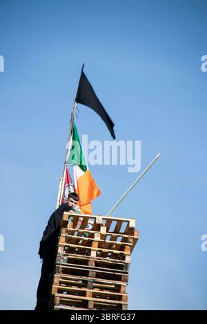 Falò lealista nella tenuta Fountain di Derry Foto Stock