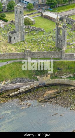Vista aerea di St Andrews, una città sulla costa orientale di Fife in Scozia. Cattedrale e castello di St Andrews, vista sulla costa e le sue aree verdi Foto Stock