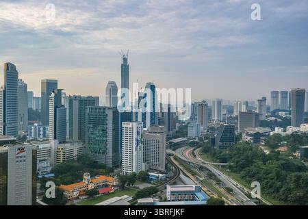 Kuala Lumpur, Malesia - 9 febbraio 2020: Suggestivo scenario dell'autostrada sopraelevata (Jin Kuching Road) in direzione del centro di Kuala Lumpur, nuvoloso Foto Stock