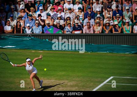 Londra, Regno Unito. 12 luglio 2025. Amanda Anisimova (USA) durante il Womens Final Match contro IgA Swiatek (POL) al Wimbledon Championship all'All England Lawn Tennis & Croquet Club di Londra sabato 12 luglio 2025. Foto di Patrick Hamilton/Sipa USA) credito: SIPA USA/Alamy Live News Foto Stock