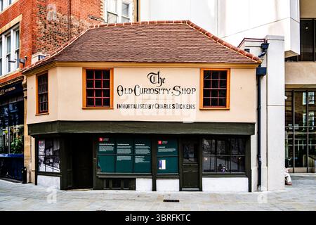 Esterno dell'Old Curiosity Shop in Portsmouth Street, Londra, notoriamente legato a Charles Dickens e al suo omonimo romanzo del 1841, a Londra, Regno Unito Foto Stock