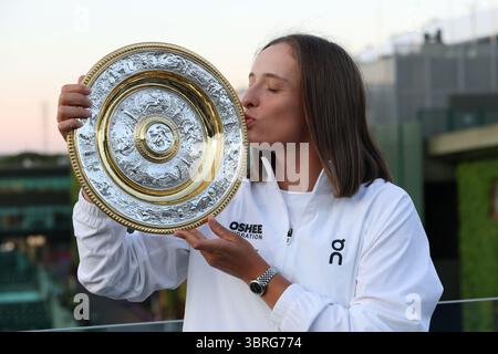 Londra, Regno Unito. 12 luglio 2025. IGA SWIATEK, 24 di Polonia bacia il Rosedish dopo aver vinto e vinto l'All England Club 2025, dopo aver battuto 6-0, 6-0 American Anisimova, 23. Giornata storica, come la sua prima vittoria a Wimbledon, e la prima finale femminile al torneo in 114 anni in cui un giocatore non riuscì a rivendicare una singola partita. "Sembra", ha detto Swiatek, che ora è imbattuto e 6-0 nei principali match per il titolo, "super surreale". Dopo aver percorso la tredicesima testa di serie, la statunitense Anisimova, nella sua prima finale Slam in un sabato soleggiato e ventilato a Centre Court. “Ero un po’ congelato lì, con i miei nervi. Mayb Foto Stock