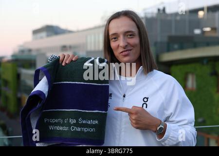 Londra, Regno Unito. 12 luglio 2025. IGA SWIATEK, 24 di Polonia, celebra la vittoria della finale di Tennis, la superstar Swiatek diventa campione dell'All England Club 2025, dopo aver battuto 6-0, 6-0 American Anisimova, 23. Giornata storica, come la sua prima vittoria a Wimbledon, e la prima finale femminile al torneo in 114 anni in cui un giocatore non riuscì a rivendicare una singola partita. "Sembra", ha detto Swiatek, che ora è imbattuto e 6-0 nei principali match per il titolo, "super surreale". Dopo aver percorso la tredicesima testa di serie, la statunitense Anisimova, nella sua prima finale Slam in un sabato soleggiato e ventilato a Centre Court. “Ero un po’ congelato lì, wi Foto Stock