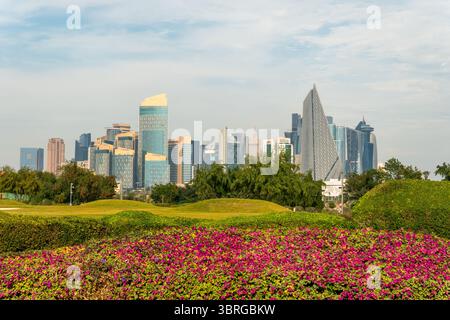 Splendida vista del centro di Doha dal Parco al Bidda di Doha, Qatar Foto Stock