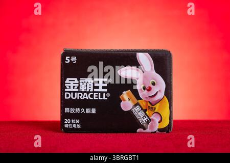 ZHONGSHAN China - 5 luglio 2025: Batteria AA Duracell rossa a composizione orizzontale. Foto Stock