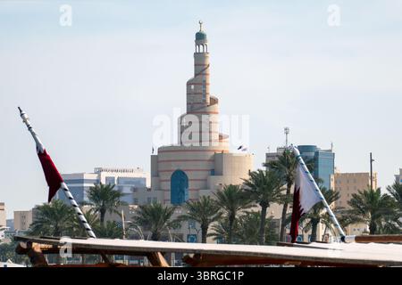 Centro culturale islamico di Doha con cielo blu. Conosciuto anche come al-Fanar, è uno dei minareti più belli del Souq Waqif e un famoso architetto Foto Stock
