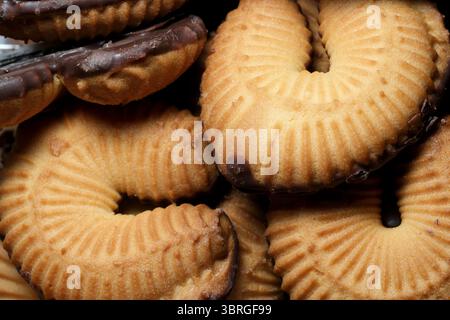 I biscotti a spirale impilati appena sfornati presentano ricchi top di cioccolato. Foto Stock