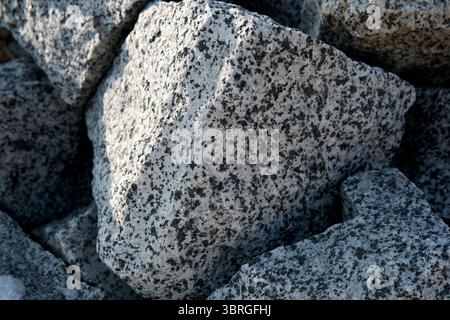 Le grandi pietre di granito mostrano motivi unici alla luce del sole. Foto Stock