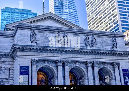 New York, New York - 18 febbraio 2022: Esterni della New York Public Library sulla Fifth Avenue a York City Foto Stock