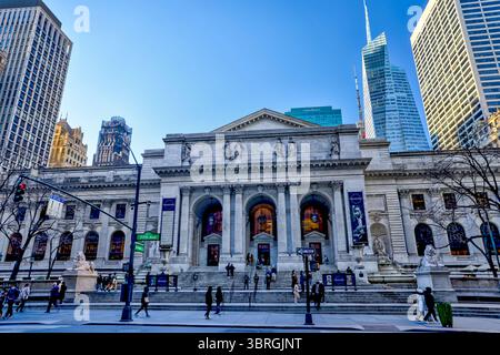 New York, New York - 18 febbraio 2022: Esterni della New York Public Library sulla Fifth Avenue a York City Foto Stock